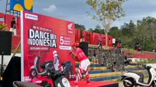 ebanyak 200 orang mengikuti Scoopy Dance Mix Jagoanku yang digelar Astra Motor Sulawesi Selatan main dealer sepeda motor Honda untuk wilayah Sulawesi Selatan, Barat, Tenggara, dan Ambon, di Kolam Retensi Boulevard, Kota Kendari. (Ist)