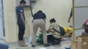 Terlihat polisi saat memeriksa berkas dan menggeledah ruang arsip