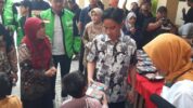 Wakil Presiden Terpilih Gibran Rakabuming Raka Saat Meninjau Uji Coba Makan Gratis di SDN Tugu