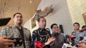 Presiden Joko Widodo Bersama Menpora Dito Ariotedjo (Kiri) dan Erick Thohir (Kanan)