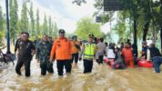 Bupati Maros Saat Meninjau Lokasi Banjir