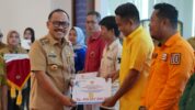 Gubernur Sulbar Suhardi Duka Saat Menyerahkan Bantuan Hibah Kepada Partai Politik (Parpol)