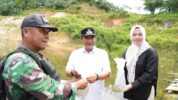 Ketua DPRD Sulbar Amalia Fitri Aras Bersama PJ Gubernur Sulbar Serta Jajaran Forkopimda Melakukan Penebaran Benih Ikan Nila di Area Publik