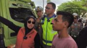 Bupati Gowa Husniah Talenrang Saat Menindaki Truk Bermuatan Material Melebihi Kapasitas