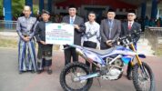 Bupati Maros Serahkan Bantuan Rp300 Juta dan Motor Trail untuk Sekolah Kolong