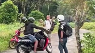 Potret Turis Polandia Mengancam Lempar Batu ke Warga Maros