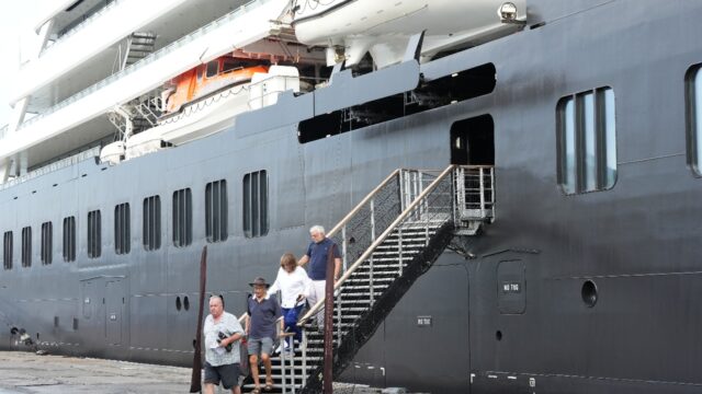 Kapal Pesiar MS Scenic Eclipse II Kembali Kunjungi Pelabuhan Makassar, Bawa 161 Wisatawan Mancanegara