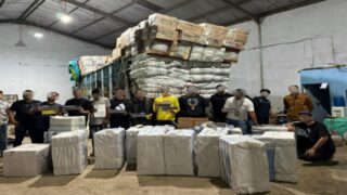 Bea Cukai Sita 414 Ribu Batang Rokok Ilegal di Pelabuhan Makassar