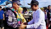 Bupati Selayar, Natsir Ali, Saat Menyambut Kedatangan Laksamana Muda TNI Andi Abdul Azis, (Dok. Istimewa).