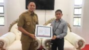 DJP dan Pemkab Enrekang Perkuat Edukasi Pajak Lewat Penyerahan Piagam Wajib Pajak